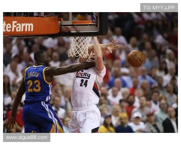 追梦格林犯规遭遇技术犯规 事后拉拽对手脚踝